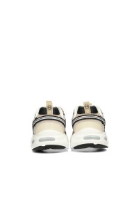 Achterkant van twee beige sneakers met contrasterende zool