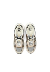 Bovenaanzicht van twee beige sneakers met veters en sportieve zool