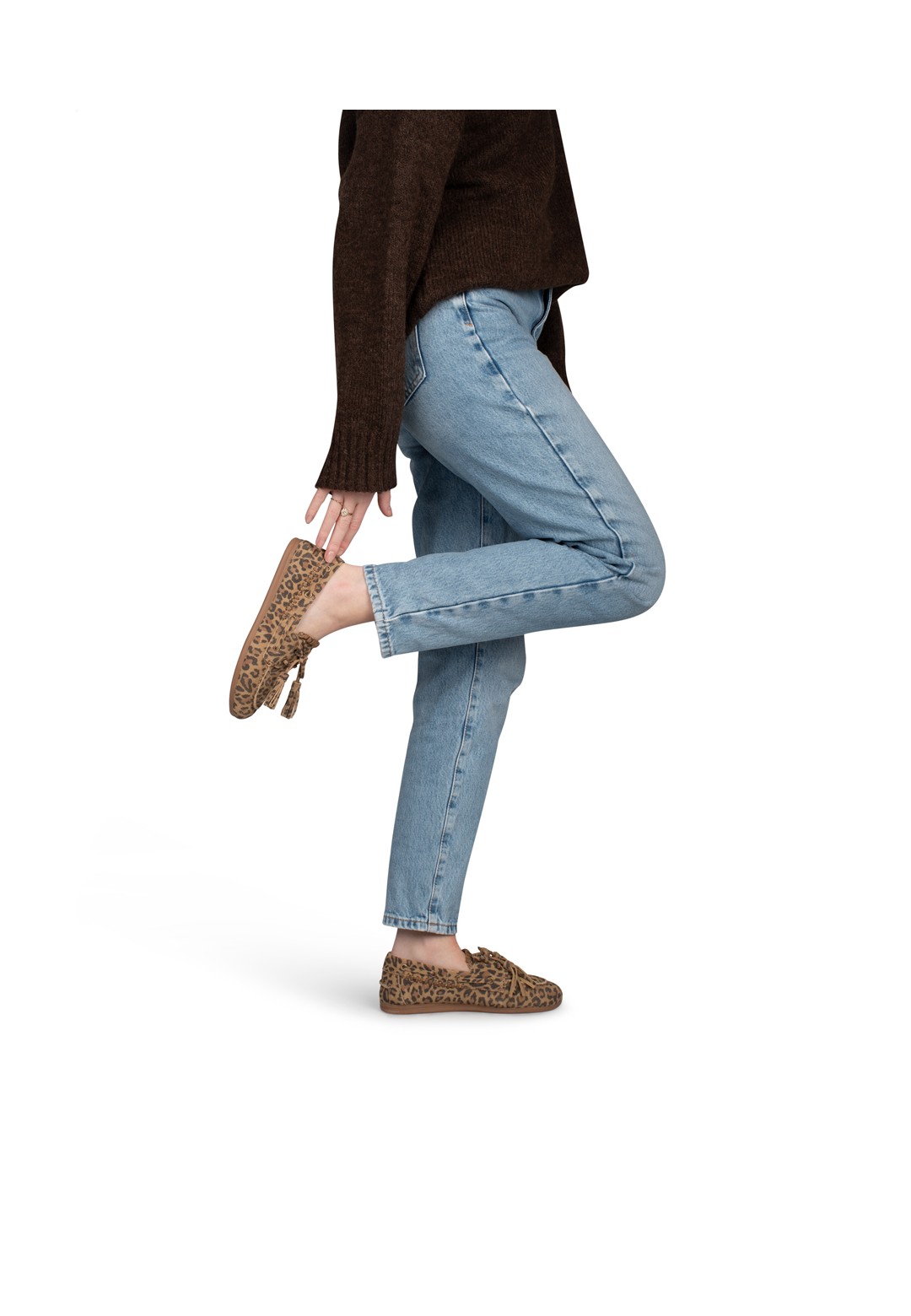 Leo-Loafer am Fuß getragen, kombiniert mit Jeans