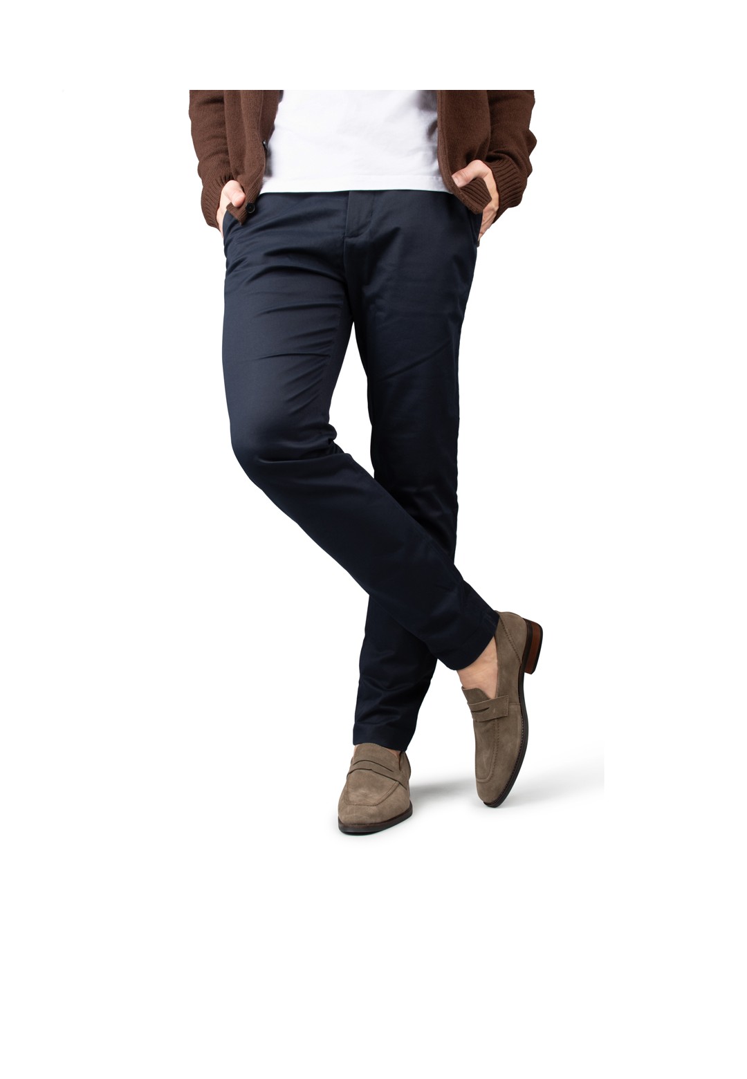 GERRY Slipper getragen mit dunkelblauer Hose – Vorderansicht