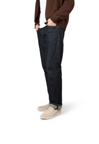 Vorderansicht der getragenen TIVOLI Slipper mit dunkler Jeans