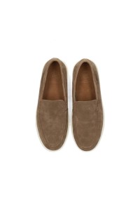 Draufsicht auf die taupefarbenen MICK Slipper aus Wildleder