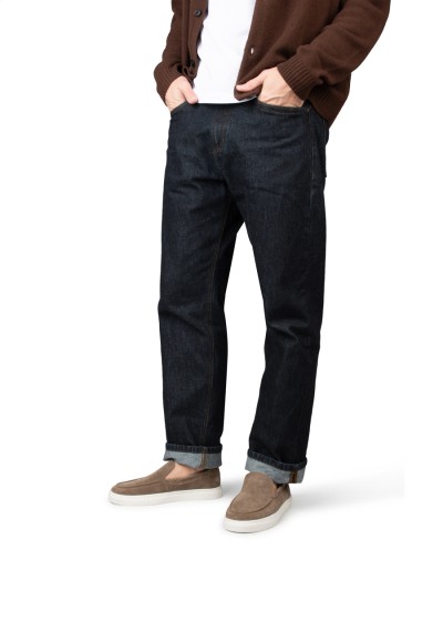 MICK Slipper in Taupe getragen mit dunkler Jeans – Seitenansicht