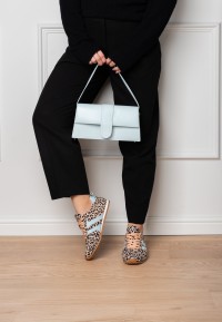 Model draagt MAXINE sneakers met handtas – vooraanzicht