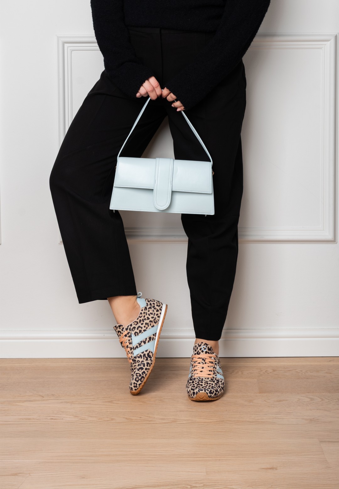 Model draagt MAXINE sneakers met handtas – vooraanzicht