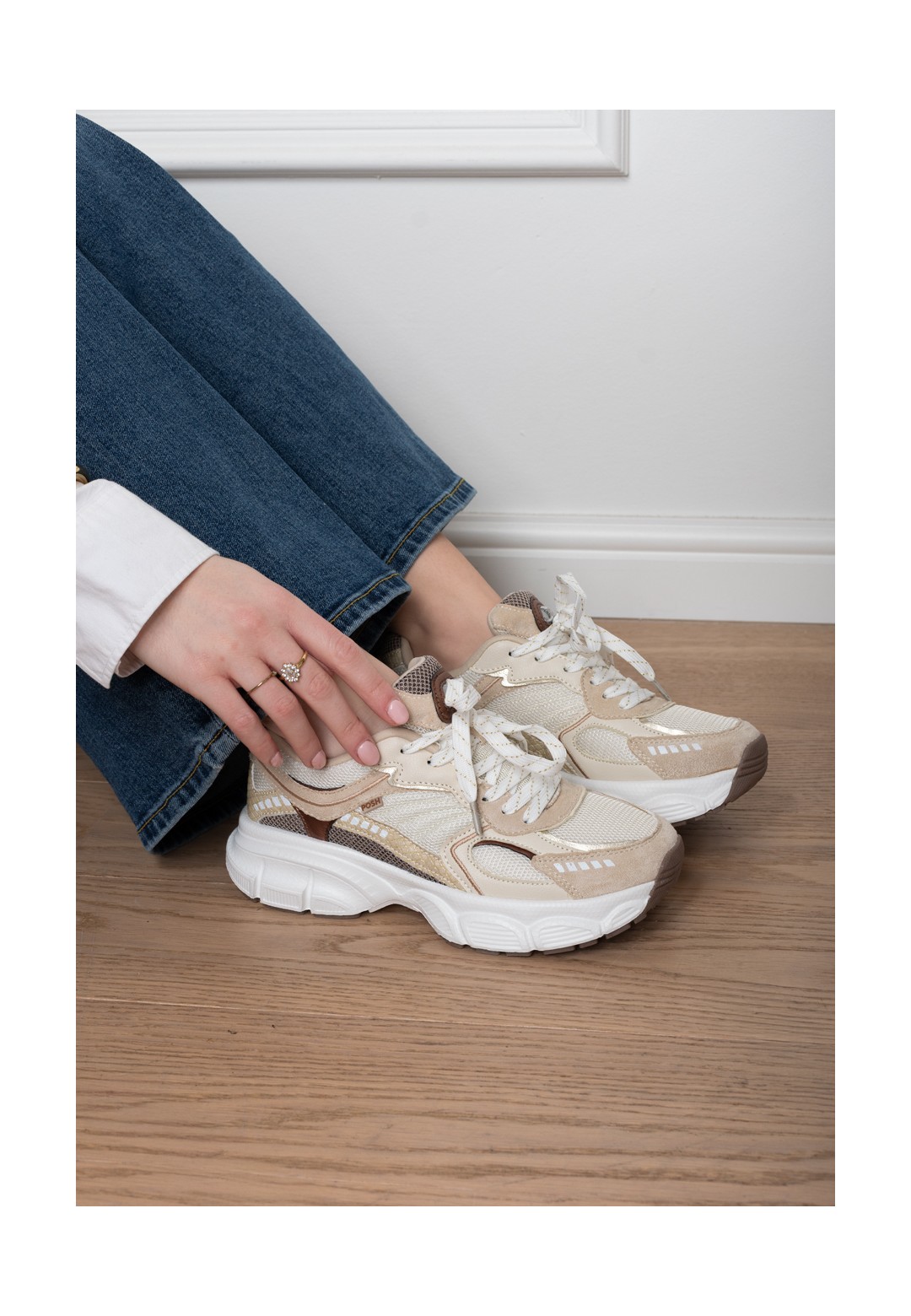 Zittend model met Lise sneakers close-up