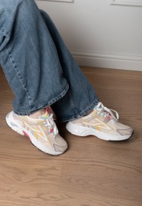 Model draagt POSH by Poelman Ginny sneakers met jeans