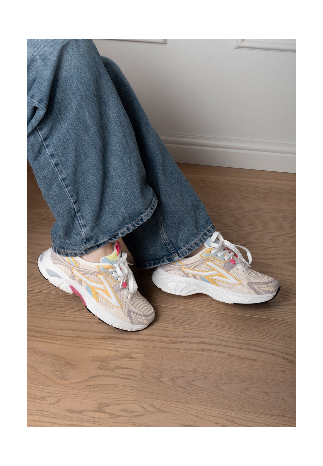 Model draagt POSH by Poelman Ginny sneakers met jeans