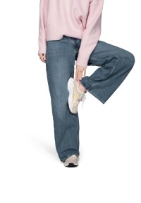 Model toont POSH by Poelman Ginny sneakers frontaal