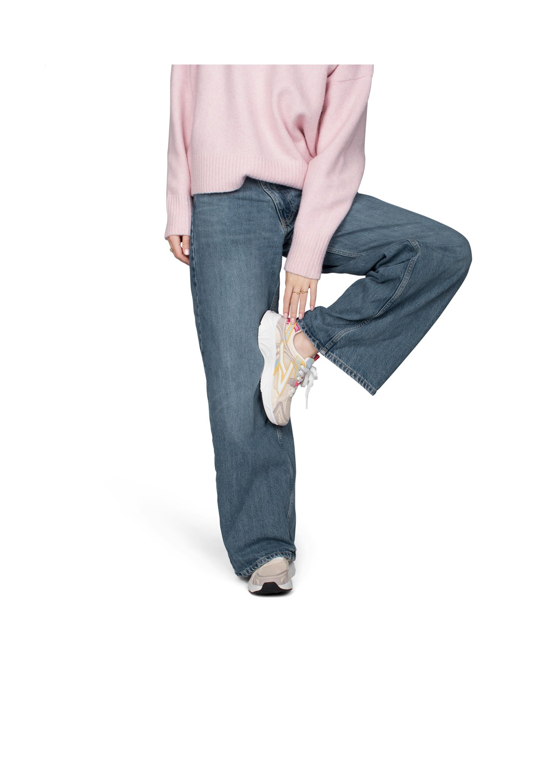 Model toont POSH by Poelman Ginny sneakers frontaal