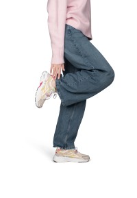 Model draagt Ginny sneakers met gebogen been