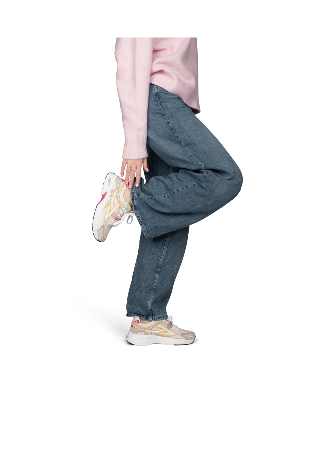 Model draagt Ginny sneakers met gebogen been