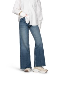 Model draagt Lise sneakers met wijde jeans