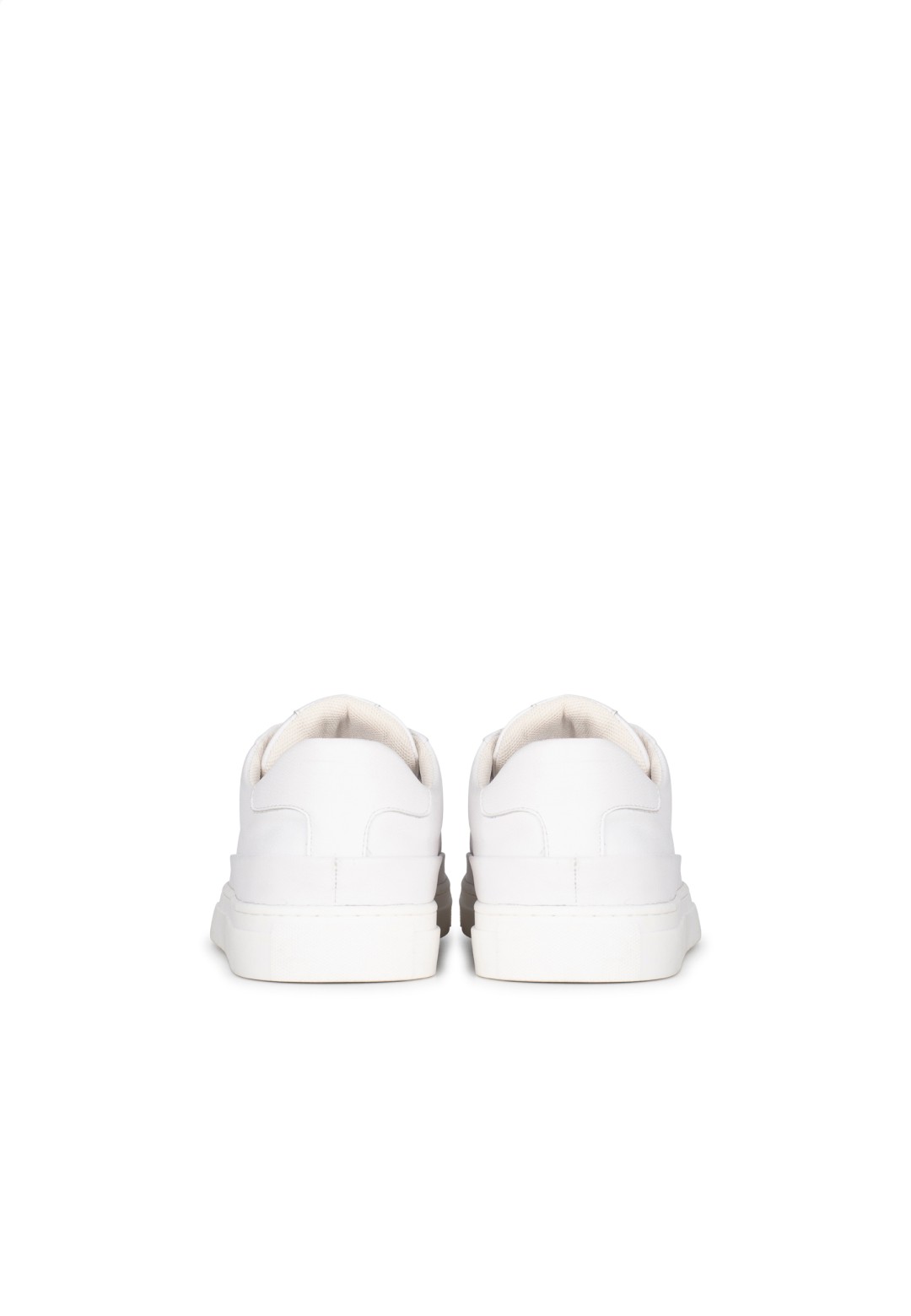 Achteraanzicht van witte NERO sneakers