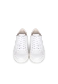 Bovenaanzicht van witte NERO sneakers