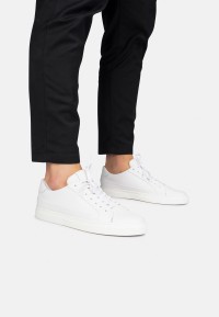 NERO sneakers gedragen met zwarte broek