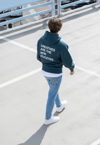 Man loopt buiten met NERO sneakers