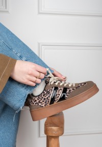 Close-up van de LILLY sneaker met focus op veters, leopardprint en lakaccent