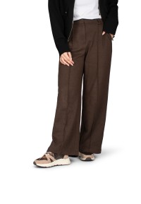 Model wearing CAROCEL sneakers by POSH by Poelman with brown trousers