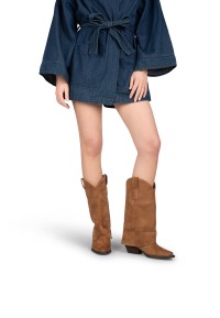 Vooraanzicht van de BLAIR westernlaarzen gedragen door model