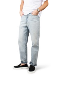 Casual outfit met zwarte MICK instappers en jeans – vooraanzicht