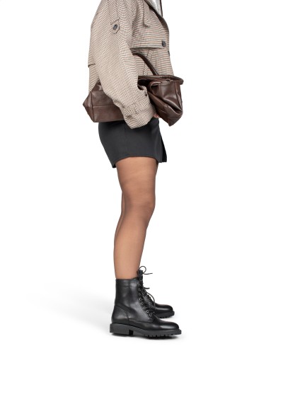 Zwarte Kiek veterlaarzen – gedragen met rok, zijaanzicht