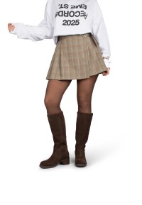 Ganzkörperansicht der getragenen MAYA Stiefel mit kurzem Rock