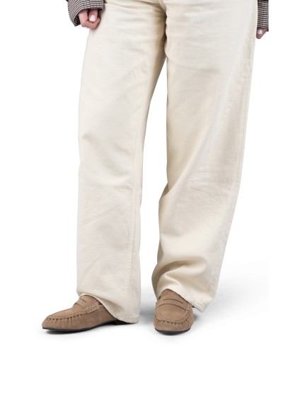 SAMMY instappers gedragen met lichte pantalon – staande pose