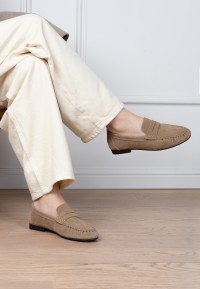 Light taupe SAMMY suede loafers – seated pose with crossed legs