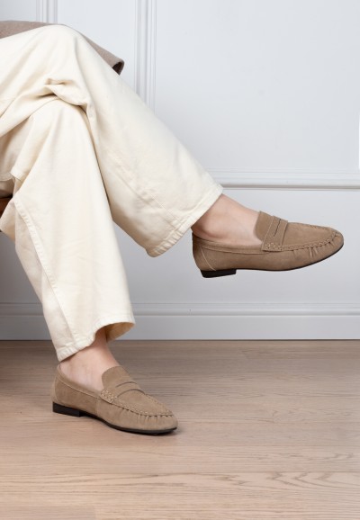 Light taupe SAMMY suede loafers – seated pose with crossed legs