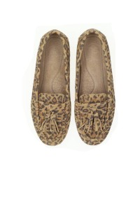 Bovenaanzicht van de TAYA instappers in suède met leopardprint