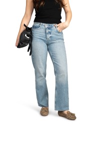 TAYA Slipper mit Leopardenmuster getragen zu heller Jeans – Vorderansicht