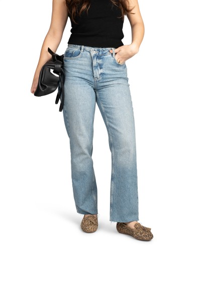 TAYA instappers met leopardprint gedragen onder een lichte jeans – vooraanzicht