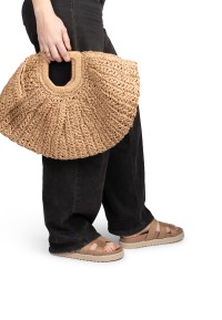 GARBY sandalen gedragen met zwarte broek – zijaanzicht