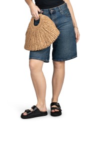 Zwarte sandalen gedragen met denim short