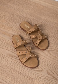 Detailansicht der LINDE Sandalen auf Holzboden