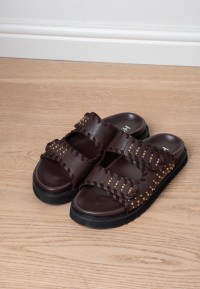 POSH by Poelman NENA dames sandalen donkerbruin met studs en chunky zool – betaalbare fashion sandalen