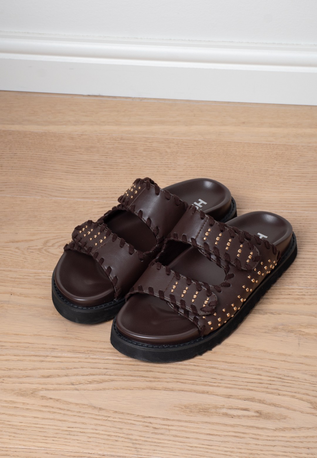 POSH by Poelman NENA dames sandalen donkerbruin met studs en chunky zool – betaalbare fashion sandalen