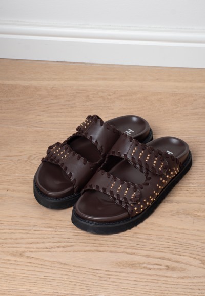 POSH by Poelman NENA dames sandalen donkerbruin met studs en chunky zool – betaalbare fashion sandalen