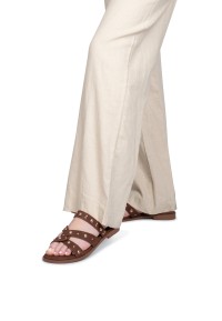 LINDE Sandalen getragen mit beiger Hose – Seitenansicht