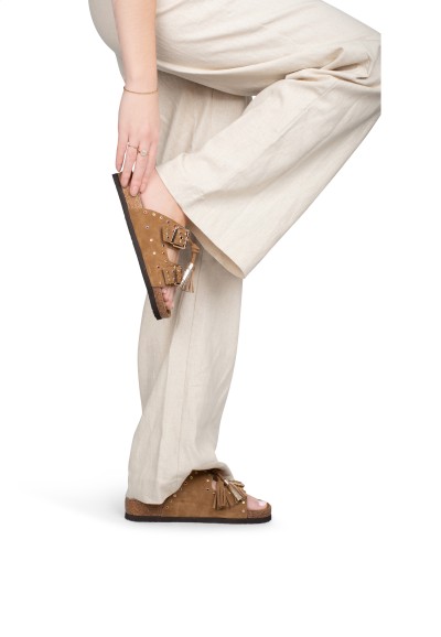 LINDSEY sandalen gedragen met beige pantalon – zijaanzicht