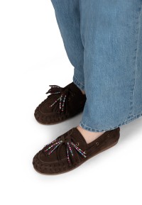 Bruine suède loafers met franjes en kralendetail, zijaanzicht