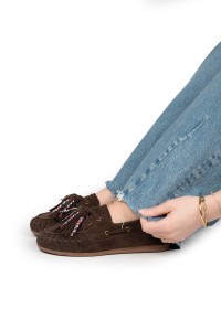 Brauner Loafers mit Fransen beim Anziehen zu einer Jeans