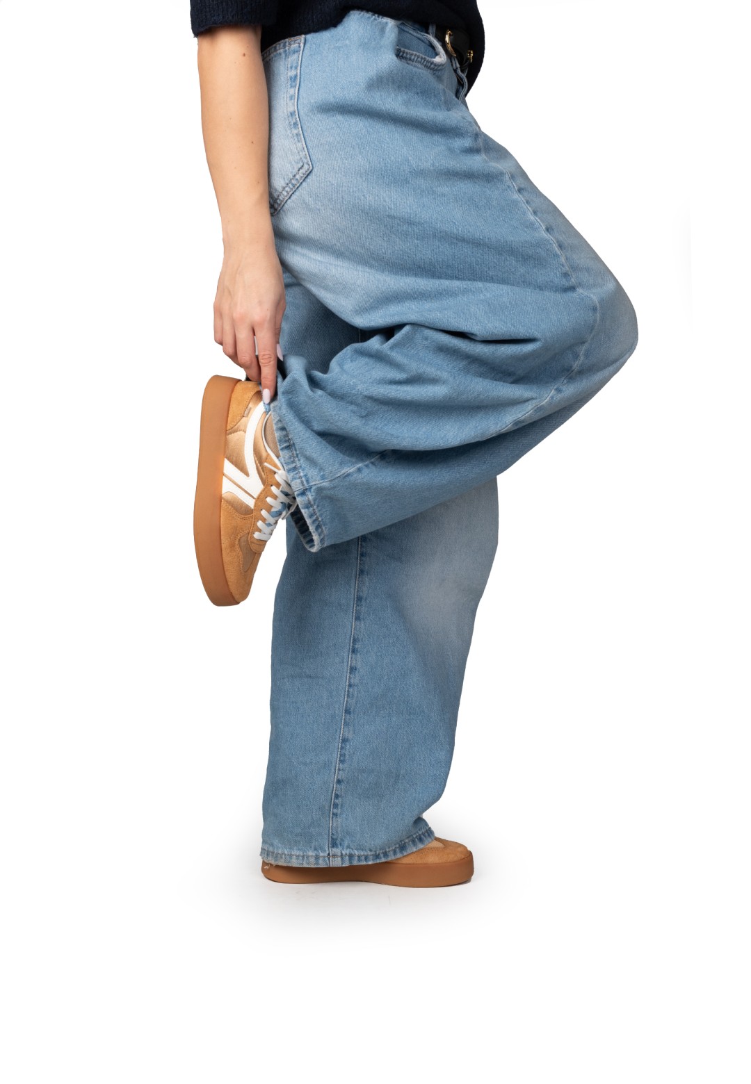 Getragene FLO Sneaker mit weiter Jeans – Seitenansicht