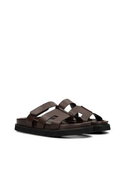 Schräge Vorderansicht des dunkelbraunen SCOTTIE Sandalen-Paares