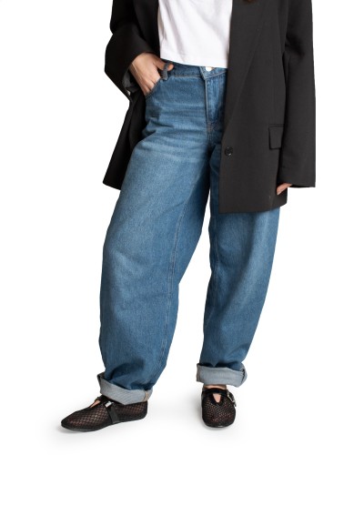 Model wearing POSH by Poelman Jenny black ballerinas with blue jeans