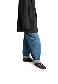 Model trägt POSH by Poelman Jenny schwarze Ballerinas – Rückansicht Outfit