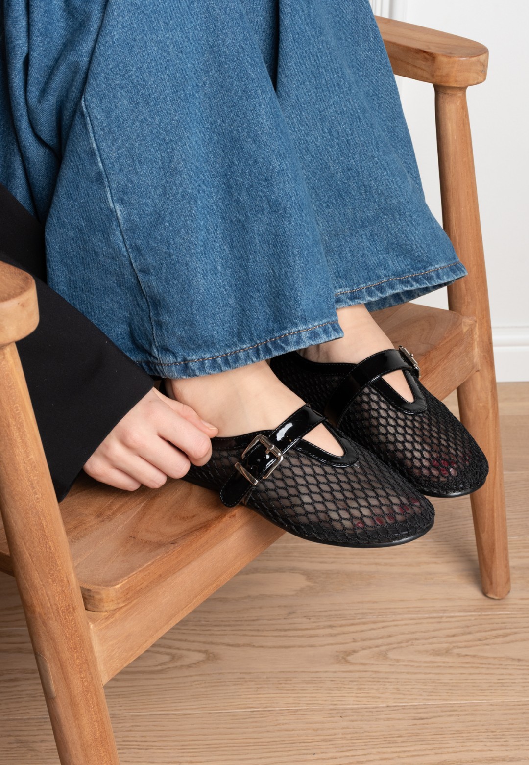 POSH by Poelman Jenny schwarze Ballerinas mit Jeans getragen – Detailansicht