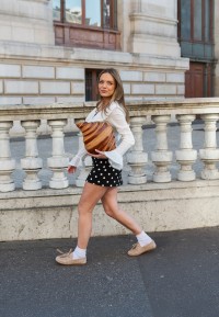 Model loopt op beige Taylor loafers van POSH by Poelman trendy dames loafers