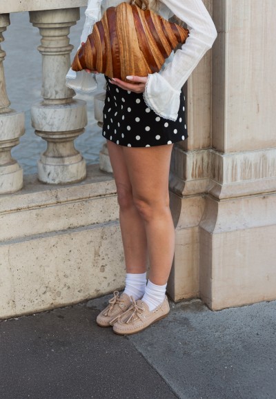Model wearing beige Taylor loafers by POSH by Poelman with a trendy women's outfit